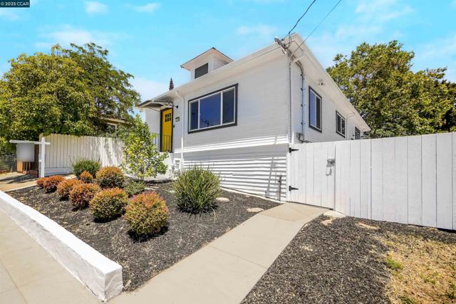 2718 Carmel St, Oakland CA: https://media.crmls.org/mediaz/a7e989b6-4a13-4e53-9315-0a8cbe4ee231.jpg