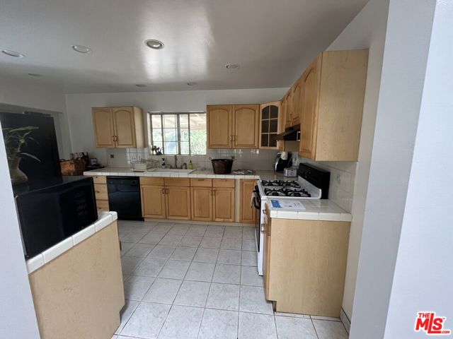 7516 Whitaker Avenue, Van Nuys CA: https://media.crmls.org/mediaz/a7e9c787-6421-4cf2-adde-60d6c4b937b9.jpg