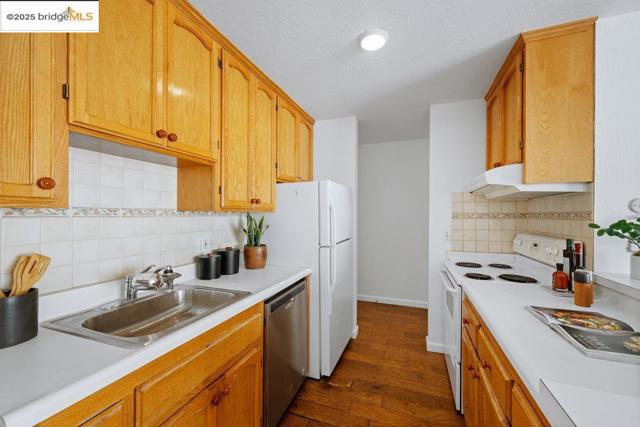 250 Whitmore St, Oakland CA: https://media.crmls.org/mediaz/a7ead310-6d7b-4f9d-8c65-c502bcf99065.jpg