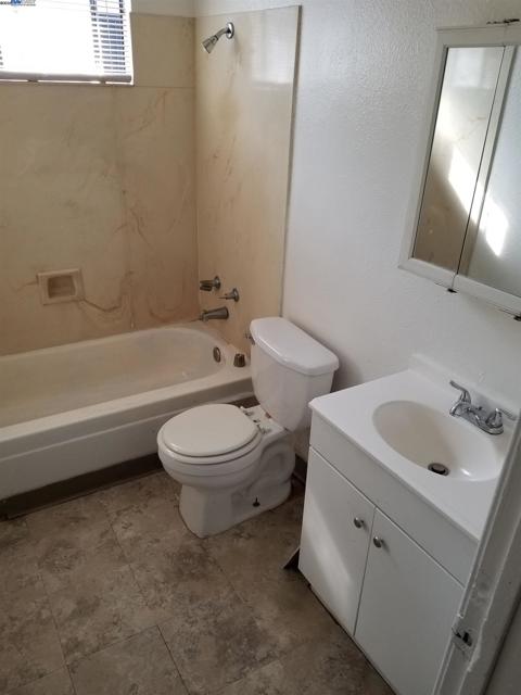 6109 Foothill Blvd, Oakland CA: https://media.crmls.org/mediaz/a7eb37e4-eb83-4175-85cd-2c292f544b25.jpg