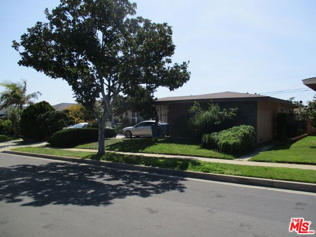 10421 S 1st Avenue, Inglewood CA: https://media.crmls.org/mediaz/a7ebe77e-a428-4073-b546-8ffc9c51c49f.jpg
