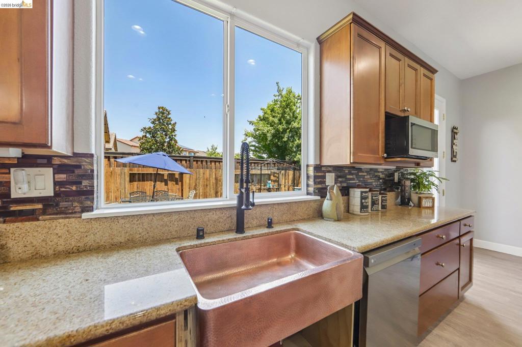 https://media.crmls.org/mediaz/a7ec4774-4dbe-46bf-b036-b2f8e2f9ff16.jpg?preset=X-Large