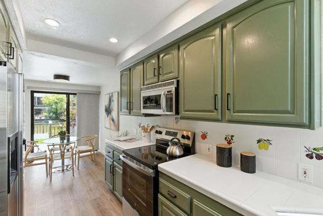 588 Marlin Court, Redwood City CA: https://media.crmls.org/mediaz/a7ec52db-f53c-49be-babd-be148948b04a.jpg