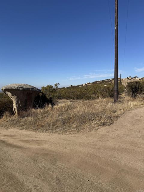 1 Dusty Trail, Aguanga CA: https://media.crmls.org/mediaz/a7ee398a-58bd-4af4-a657-4576e49a48e0.jpg
