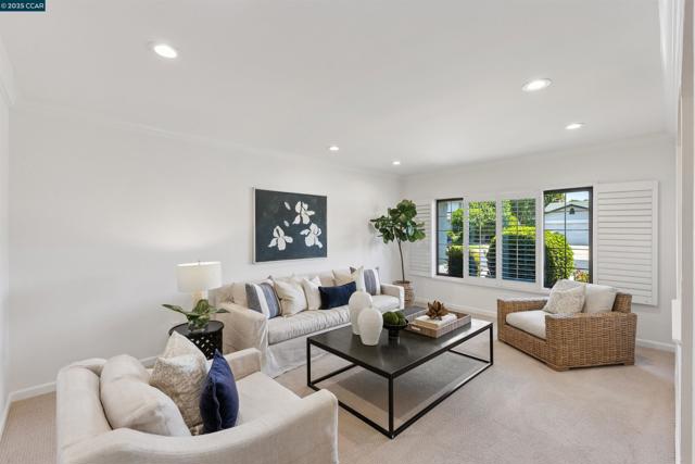 1752 Berrywood Ct, Concord CA: https://media.crmls.org/mediaz/a7ef5322-9598-4819-95f5-e3b89a6bc279.jpg
