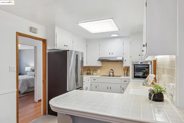827 Norvell St, El Cerrito CA: https://media.crmls.org/mediaz/a7efc8c9-97d5-4620-bf17-d9571eff501a.jpg