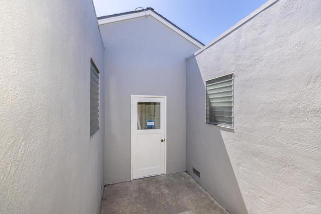 1648 Oak Avenue, Redwood City CA: https://media.crmls.org/mediaz/a7f07ce8-dc8a-4491-9b31-a86c083423c4.jpg