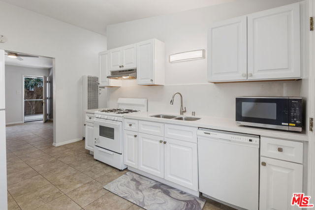 2204 Carnegie Lane, Redondo Beach CA: https://media.crmls.org/mediaz/a7f16950-e57f-4e91-bb9f-7d350ec01b6d.jpg