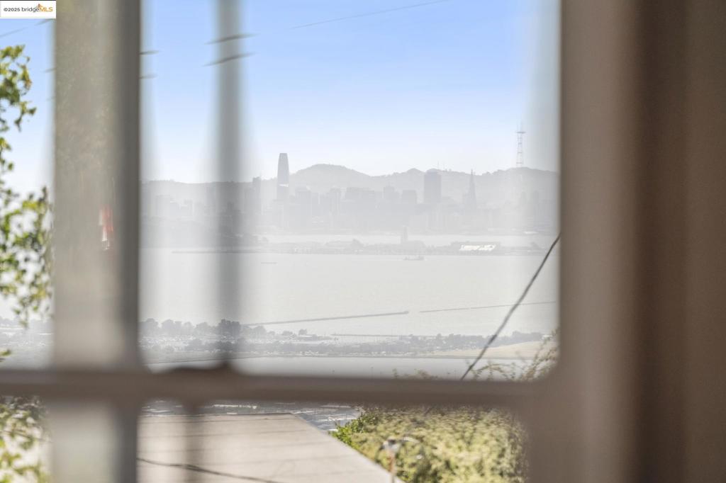 https://media.crmls.org/mediaz/a7f281b1-a4e1-44d3-a23e-23f6c915fdc0.jpg?preset=X-Large