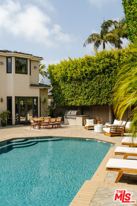 1202 San Vicente Boulevard, Santa Monica CA: https://media.crmls.org/mediaz/a7f31590-9867-4760-856a-b7e5c2daa7e5.jpg