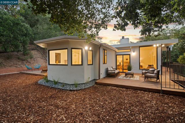 233 Melody Ln, Orinda CA: https://media.crmls.org/mediaz/a7f33b4d-1351-4df9-8c3f-66614e719fd7.jpg
