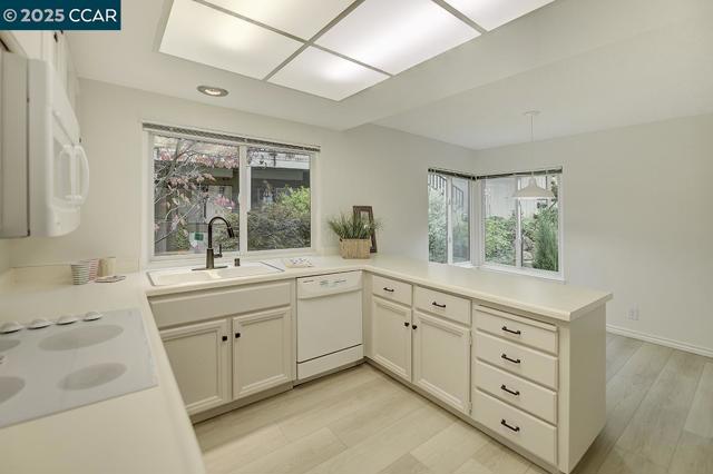3350 Rossmoor Pkwy, Walnut Creek CA: https://media.crmls.org/mediaz/a7f379b9-f11b-4043-b422-7aea584ffe27.jpg