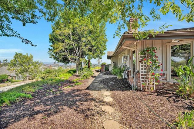 17505 Corte Lomas Verde, Poway CA: https://media.crmls.org/mediaz/a7f38665-d240-410d-a898-4489bde301be.jpg