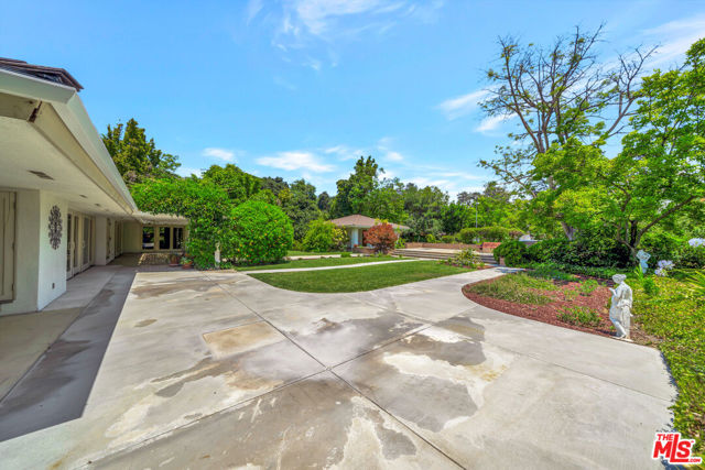 1100 Rodeo Road, Arcadia CA: https://media.crmls.org/mediaz/a7f3d28b-24ad-4368-8b6c-ed17b0fb352d.jpg