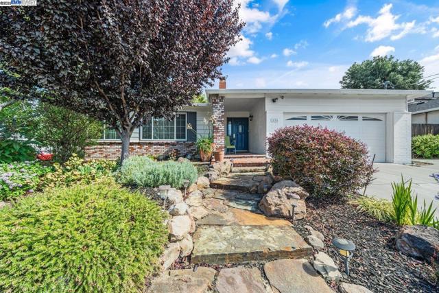 1876 Lynwood Dr, Concord CA: https://media.crmls.org/mediaz/a7f420c7-d9d7-4dc2-93ff-70f8d67ef55a.jpg