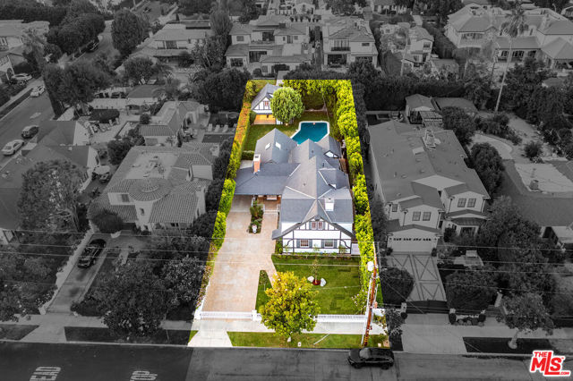 10445 Valley Spring Lane, Toluca Lake CA: https://media.crmls.org/mediaz/a7f4aea2-edc2-4017-a544-556b705a8e7d.jpg
