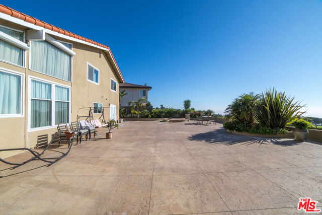 29303 Stadia Hill Lane, Rancho Palos Verdes CA: https://media.crmls.org/mediaz/a7f5206d-7f56-42fc-921d-30bedcc82743.jpg
