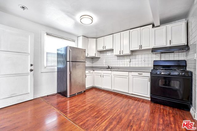 1147 S Mariposa Avenue, Los Angeles CA: https://media.crmls.org/mediaz/a7f52279-3f05-438c-8207-e0265b3d0fe6.jpg