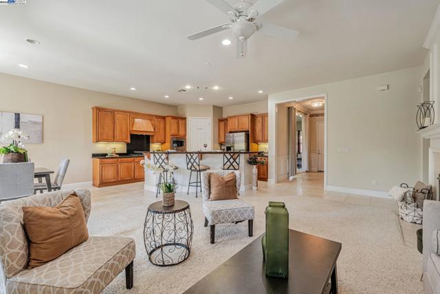 2453 Gardenstone Pl, Manteca CA: https://media.crmls.org/mediaz/a7f557ae-c015-4578-92a5-f73d0f8cd289.jpg