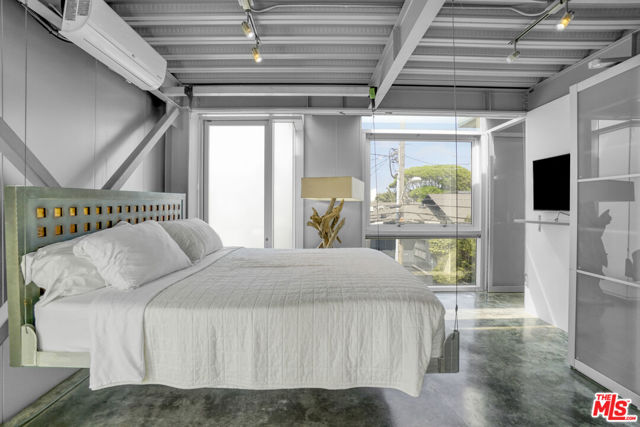 2911 Ocean Front Walk, Venice CA: https://media.crmls.org/mediaz/a7f72400-8776-4009-9d19-8825f445e6f4.jpg