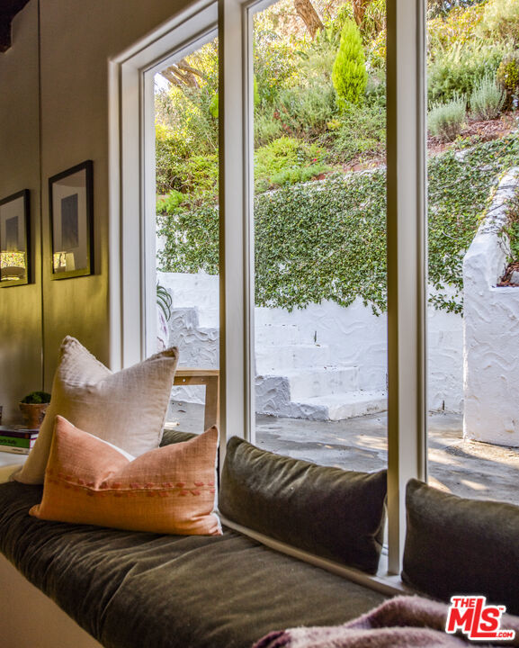 8027 Willow Glen Road, Los Angeles CA: https://media.crmls.org/mediaz/a7f738be-0e91-4f39-b70f-eb17f9a91b2b.jpg