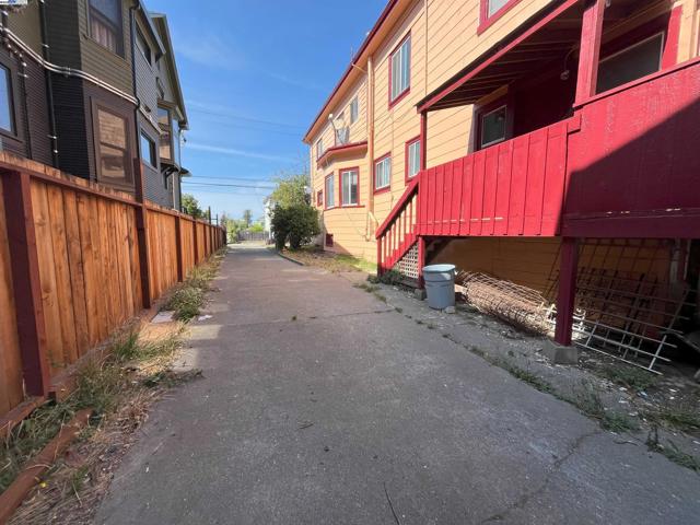 2324 9Th Ave, Oakland CA: https://media.crmls.org/mediaz/a7f767f4-9cf5-4e90-9c45-a37a3041900a.jpg
