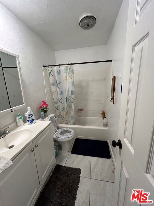 833 S Alvarado Street, Los Angeles CA: https://media.crmls.org/mediaz/a7f7d0a0-be2f-448d-a7fd-80a53386ebd7.jpg