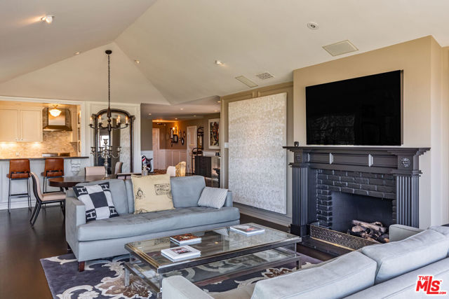 1612 Gilcrest Drive, Beverly Hills CA: https://media.crmls.org/mediaz/a7f7fc92-7776-47b2-8451-73dfdf619123.jpg