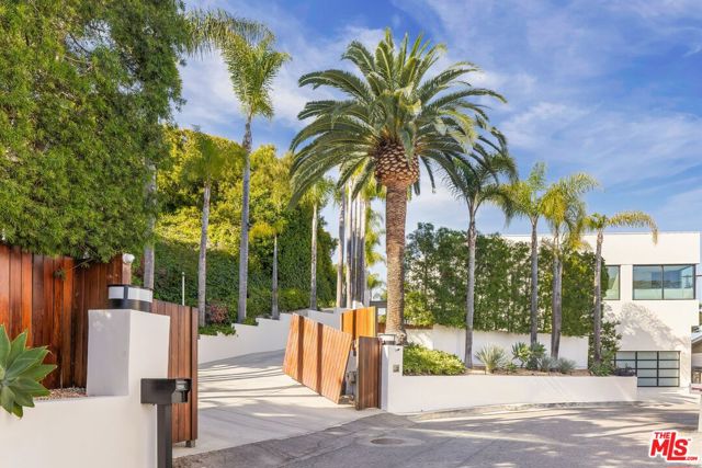 9405 Sierra Mar Place, Los Angeles CA: https://media.crmls.org/mediaz/a7f82b76-117c-4ae0-9fb1-3bbe81caf64c.jpg
