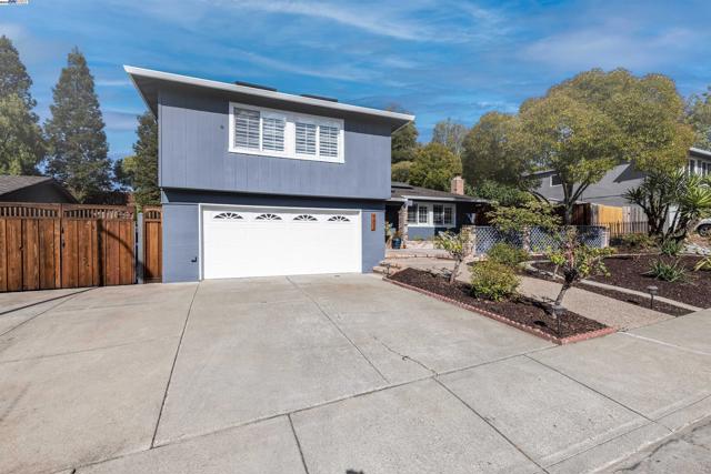 702 Sylvaner Dr, Pleasanton CA: https://media.crmls.org/mediaz/a7f86ee9-cde4-4e94-ba27-d82fd110ad07.jpg