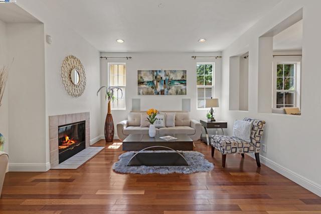 34906 Herringbone Ct, Union City CA: https://media.crmls.org/mediaz/a7f9ae42-e47e-4579-afc0-561c6346b54a.jpg