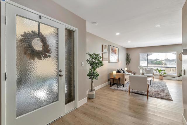 Image 5 of 31 For 39139 Argonaut Way  111