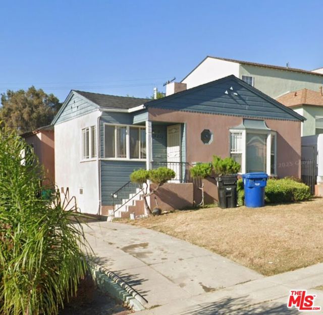 4218 W 58th Place, Los Angeles CA: https://media.crmls.org/mediaz/a7fa043a-98a0-4288-9d59-815eb2243d5b.jpg