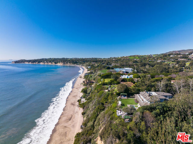 27540 Pacific Coast Highway, Malibu CA: https://media.crmls.org/mediaz/a7fa2bee-30ae-48b4-a68a-f91687d78679.jpg