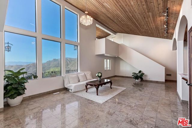 10827 Pacific View Drive, Malibu CA: https://media.crmls.org/mediaz/a7fb032d-8087-41b5-a687-63120cf936af.jpg