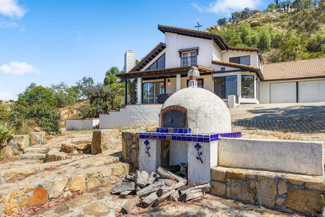9202 Moon Ridge Road, Fallbrook CA: https://media.crmls.org/mediaz/a7fe4156-8dc9-4846-9051-00e5d60d1f51.jpg