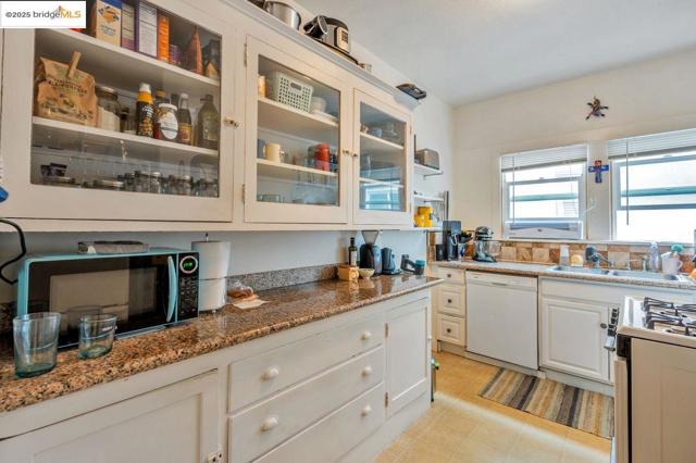 5537 Claremont Ave, Oakland CA: https://media.crmls.org/mediaz/a7fe52a4-5d21-44ed-b4aa-16adf9c40d03.jpg