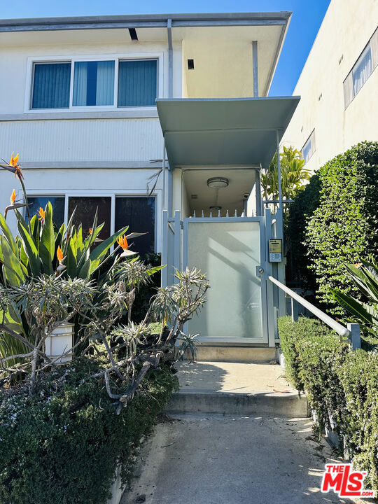 1929 Tamarind Avenue, Los Angeles CA: https://media.crmls.org/mediaz/a7ffaccb-0bb3-42f5-a955-e1097fa1b1e9.jpg