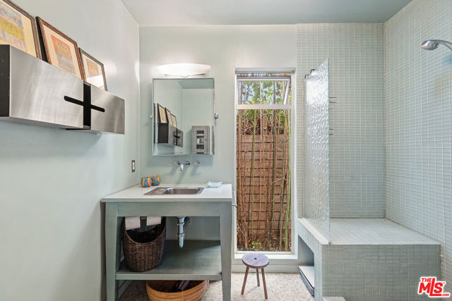 3761 Ashwood Avenue, Los Angeles CA: https://media.crmls.org/mediaz/a800c2bf-aa5c-4499-8067-bc7ec15aeadc.jpg