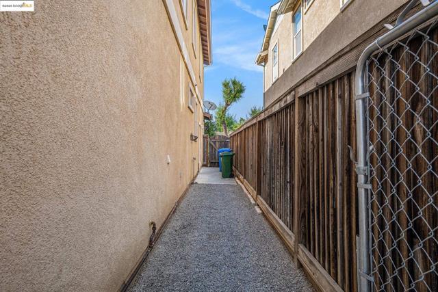 1008 Finn Way, Brentwood CA: https://media.crmls.org/mediaz/a800c772-7d6c-4534-ba08-c83cc4d15216.jpg