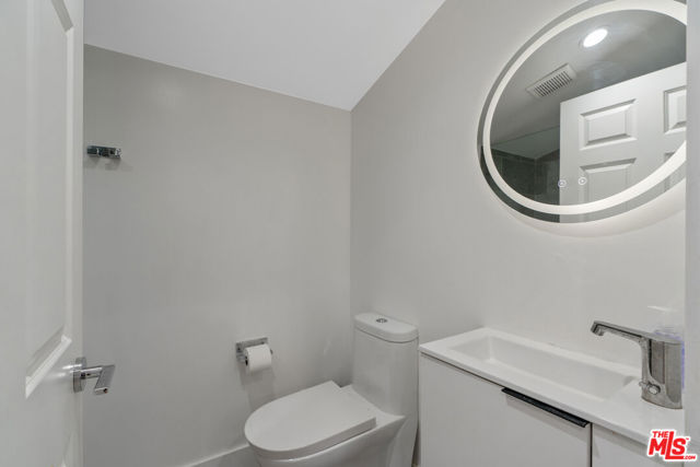 1152 S Windsor Boulevard, Los Angeles CA: https://media.crmls.org/mediaz/a801258a-b08a-467e-a606-83c93309e32a.jpg
