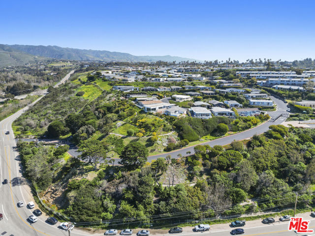 29500 Heathercliff, Malibu CA: https://media.crmls.org/mediaz/a80166b2-1a65-43e7-8777-c9e9e665f6e8.jpg