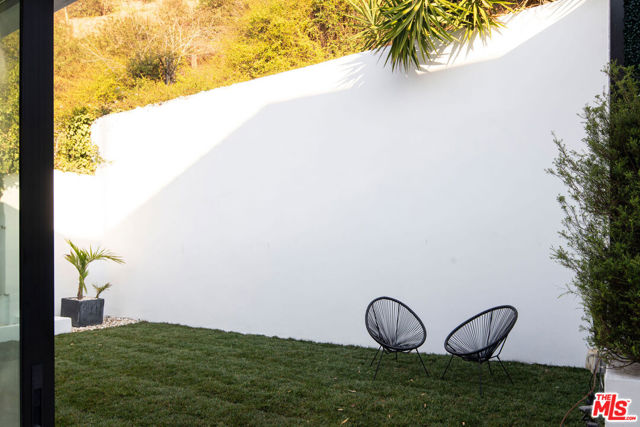 2048 N Beverly Drive, Beverly Hills CA: https://media.crmls.org/mediaz/a802001c-75e1-48a4-99d1-48a47d29e2da.jpg
