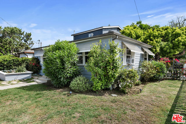 1205 Appleton Way, Venice CA: https://media.crmls.org/mediaz/a802ec3d-4666-4f10-8936-23a288a8a4c2.jpg