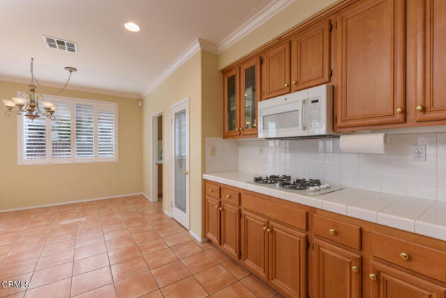 Large Kitchen with pantry