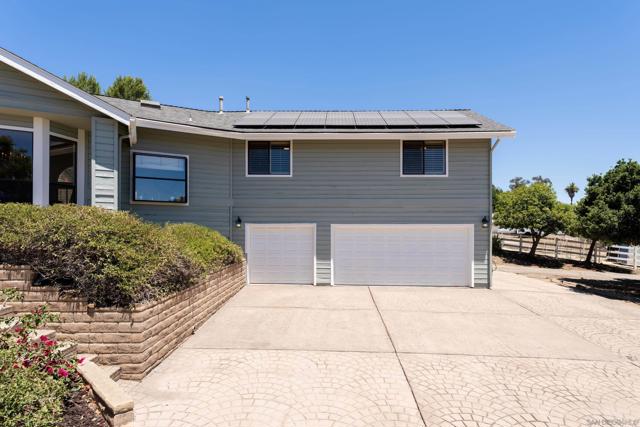 9844 Lorraine Ridge Trail, El Cajon CA: https://media.crmls.org/mediaz/a8033ef6-5804-4a74-8ec1-516e4f7c4d9b.jpg