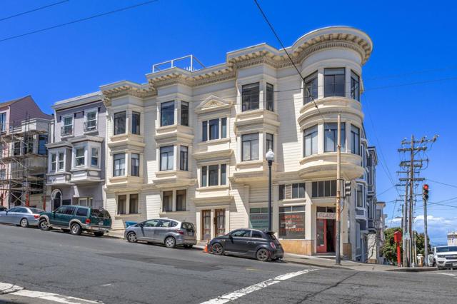 806810 Union Street, San Francisco CA: https://media.crmls.org/mediaz/a804b8cf-bddd-45f0-afcc-01b648b555b2.jpg
