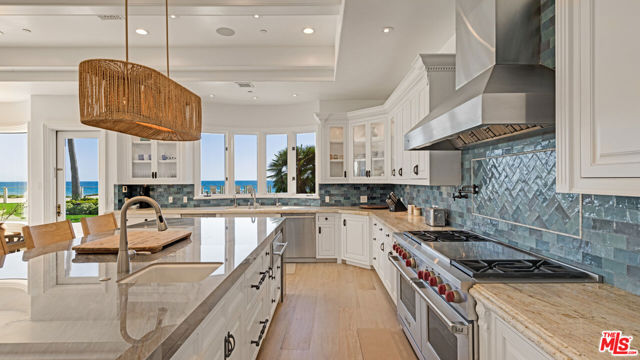 31272 Broad Beach Road, Malibu CA: https://media.crmls.org/mediaz/a8050734-7981-4cfb-b290-c136705558c3.jpg