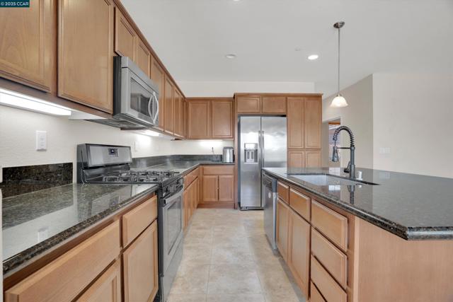 1030 Clear Lake Dr, Oakley CA: https://media.crmls.org/mediaz/a805cb56-97f2-4a7c-85aa-254bcf34e301.jpg