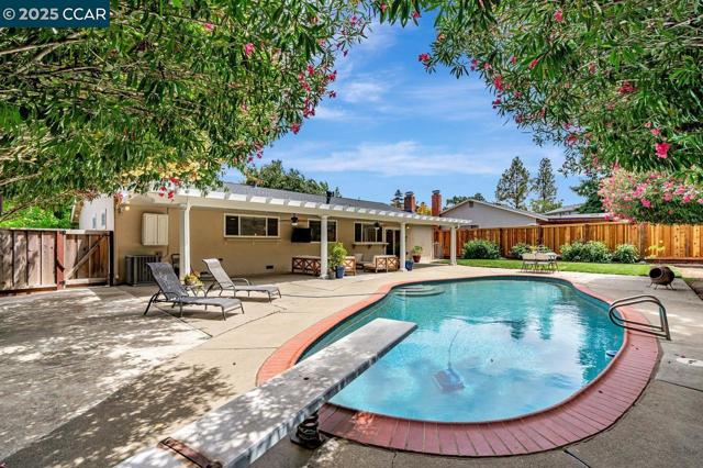 3812 Fernwood Ct, Concord CA: https://media.crmls.org/mediaz/a806359d-339c-4c5d-9e61-b4756e1a18ee.jpg